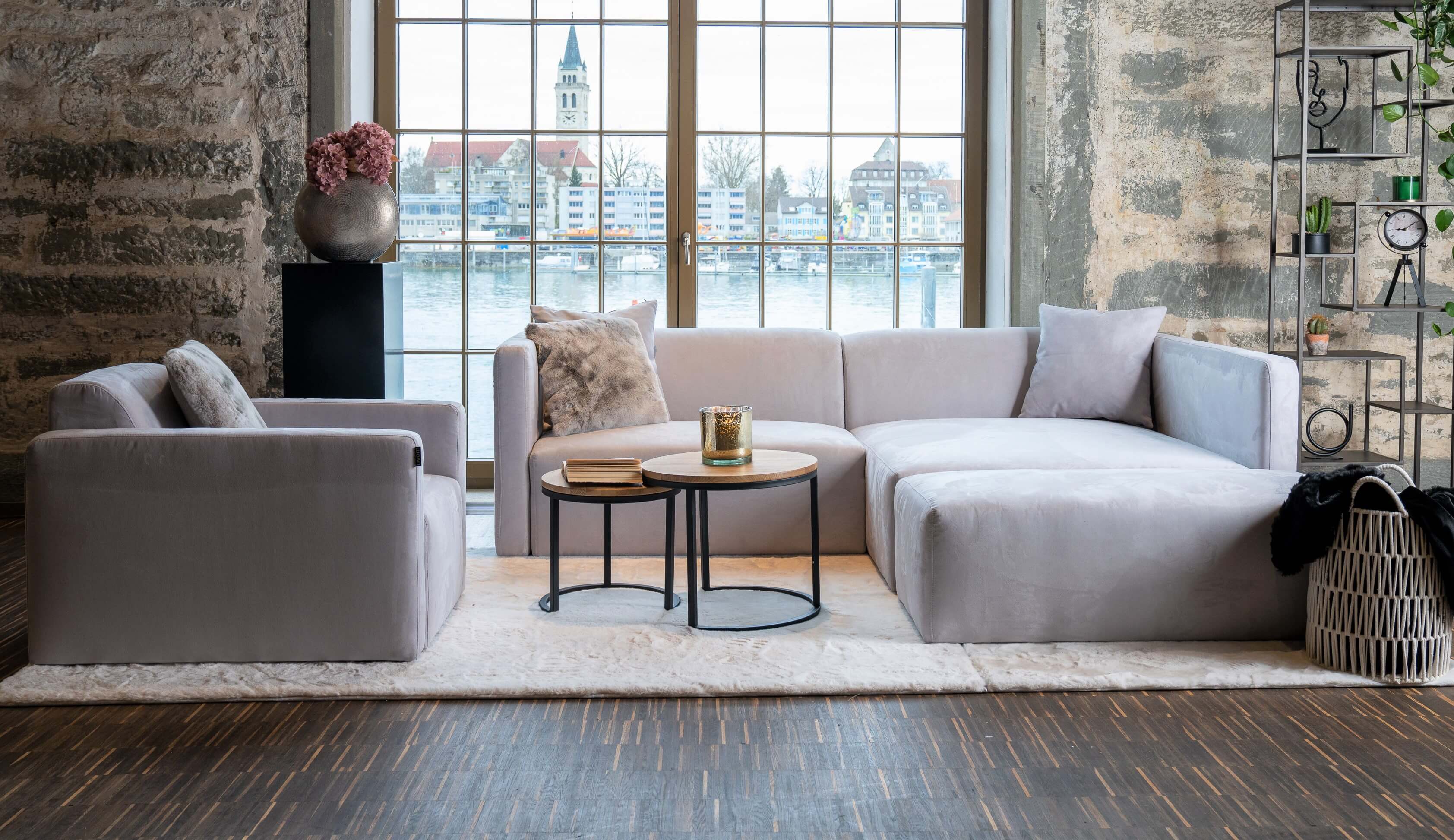 Wie kombiniert man Sessel und Sofas?